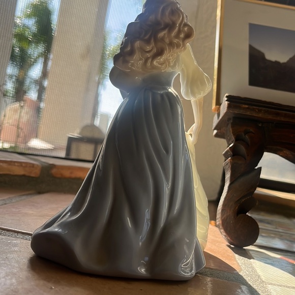 charming porcelain maiden figurine holding bag - Picture 8 of 8